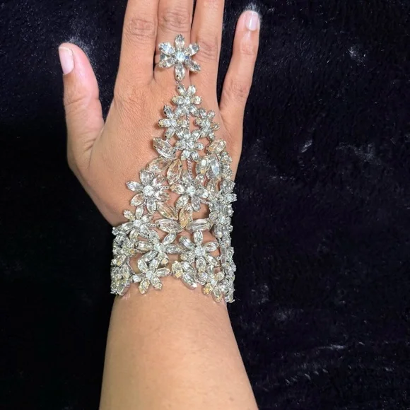 ✨ BCBGMAXAZRIA Crystal Hand Chain Bracelet – Statement Floral Design NWT - Picture 6 of 14